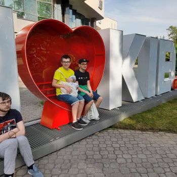 chłopcy siedzą pod napisem love kielce