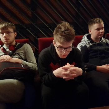 chłopcy w kinie oglądają film