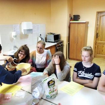 dziewczynki słuchają wskazówek wychowawcy odnośnie przygotowywanych masek