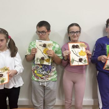 Kasia, Dawid, Malwinka i Krzyś trzymają swoje prace.
