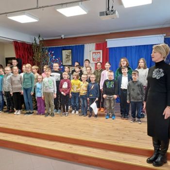 Uczniowie śpiewają hymn Polski