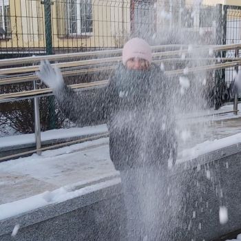 Zadowolona wychowanka rzuca śniegiem.