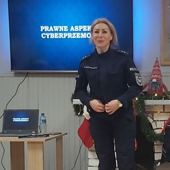 Pani Policjantka podczas prowadzenia zajęć