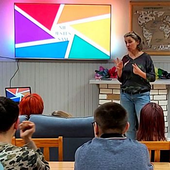 Młodzież podczas prezentacji multimedialnej