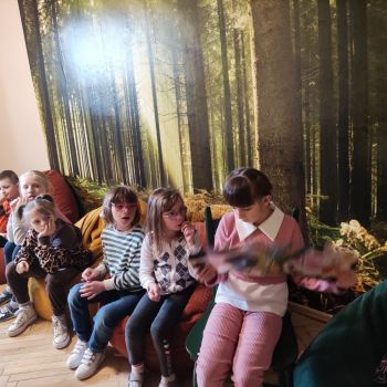 Uczennica klasy 1 a czyta książkę o zwierzętach dla uczniów klas I-III