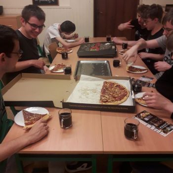 świętujemy urodziny przy wspólnej pizzy i rozmowach