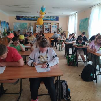 Uczniowie piszą test z Konkursu