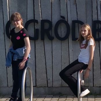 Dziewczynki przy Ogrodzie Botanicznym.