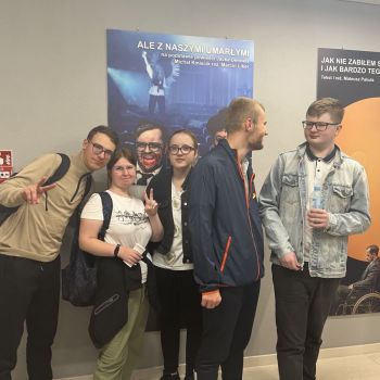 Uczniowie stoją na korytarzu w teatrze.