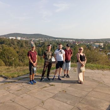 zwiedzamy Kielce, rezerwat Kadzielnia wychowankowie w tle panorama Kielc