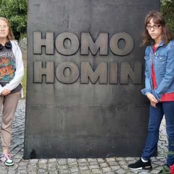 Dziewczynki przy Pomniku Homo Homini.