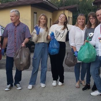Wychowankowie i wychowawcy z pełnymi workami zebranych śmieci.