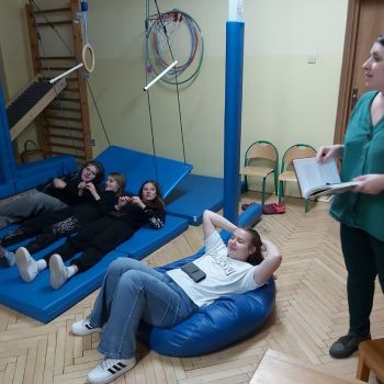 Wychowawczyni podaje wychowankom temat dzisiejszych zajęć.