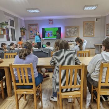 Wychowankowie zajmują wygodne miejsca na świetlicy i szykują się do zajęć