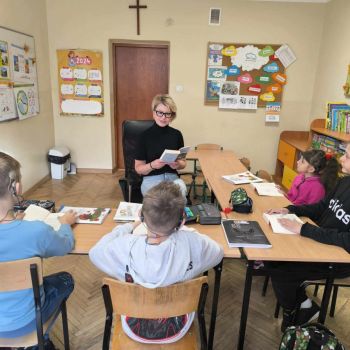 Pani Dyrektor czyta lekturę dla uczniów klasy 2 a