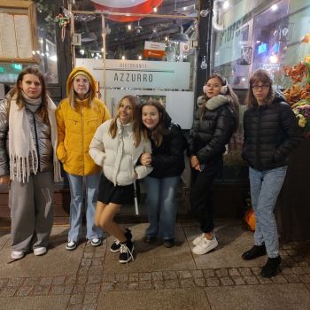 Wychowanki przed wejściem do włoskiej restauracji „Azzurro” znajdującej się na ul. Sienkiewicza 60A.