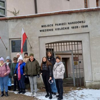 Nasi uczniowie pod budynkiem dawnego kieleckiego więzienia