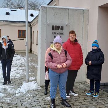 Nasi uczniowie pod budynkiem OMPiO