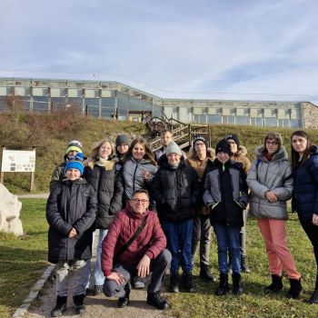Wychowawcy z wychowankami pozują do zdjęcia przy Centrum Geologicznym