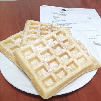 Świeżo przygotowane gofry z cukrem pudrem. 