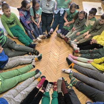 grupa  uczniów z kolorowymi skarpetkami