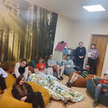 Uczestnicy zajęć z elementami bajkoterapii pozują do zdjęcia.