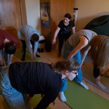 Ćwiczenia relaksacyjne z elementami jogi. Wychowankowie rozciągają poszczególne partie ciała.