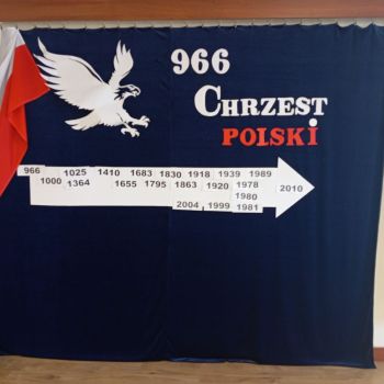 wystrój podczas Akademii, flaga, orzeł, napis Chrzest Polski, oś czasu