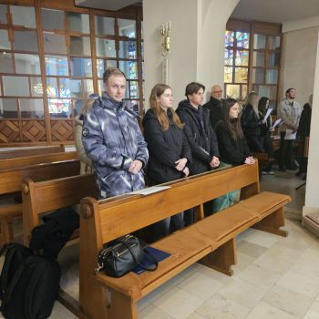 Uczniowie w kościelnej ławie