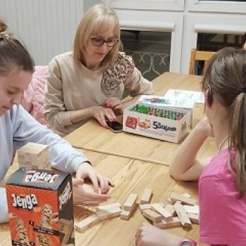 Dziewczęta grają w grę Jenga.