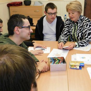 Pani Dyrektor pokazuje grę kahoot wychowankom, jak się zalogować?