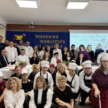 Uczestnicy warsztatów na scenie