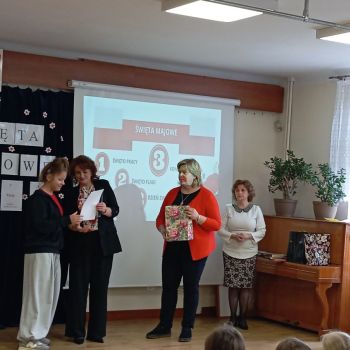 Nagrodzeni uczniowie odbierają nagrody za udział w Konkursie 