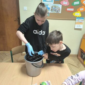 Uczniowie klasy 2a  wysiewają nasiona warzyw