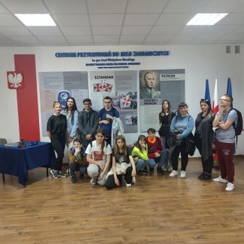 Zdjęcie grupowe wszystkich uczestników w „Sali Tradycji” kieleckiej jednostki wojskowej.