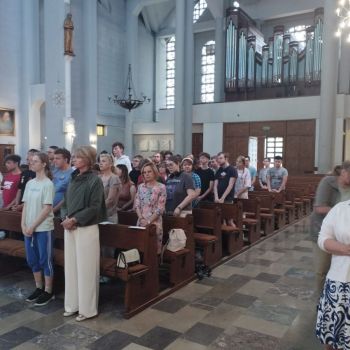 Uczniowie i Dyrekcja w kościele