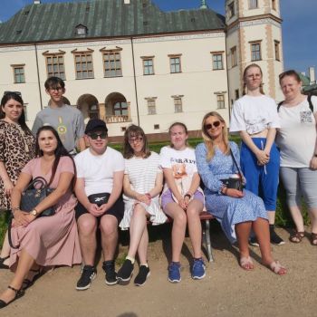 Zdjęcie grupowe przy dawnym Pałacu Biskupów Krakowskich.