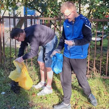 Wychowankowie zbierają i segregują śmieci.