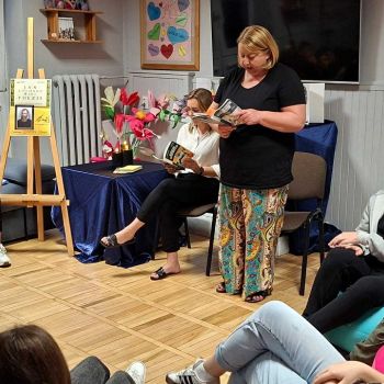 Pani Kierownik Internatu czyta poezje Jana Kochanowskiego