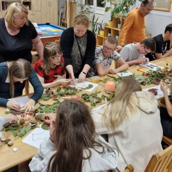 Uczestnicy biorący udział w zajęciach pt.: „Jesienne inspiracje plastyczne”, w trakcie wykonywania swojej pracy plastycznej. 