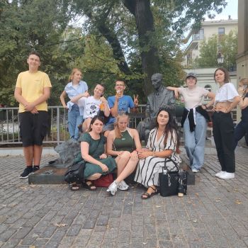 Zdjęcie grupowe przy „Ławeczce Karskiego”, znajdujące się na ul. Sienkiewicza.