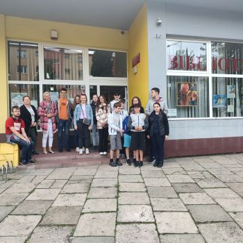 Wychowankowie przed wejściem do budynku Miejskiej Biblioteki Publicznej Filia Nr 3 przy ul. Jagiellońskiej 36.