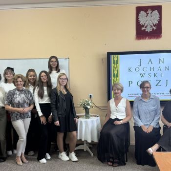 Uczniowie, Panie Dyrektor i nauczyciele w bibliotece szkolnej 