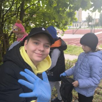 Uczniowie klas I-III sprzątają okolice wokół szkoły
