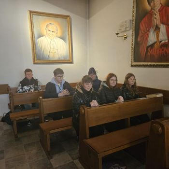 Dzieci i młodzież modlą się w kościele