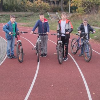 Chłopcy jeżdżą na rowerach