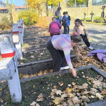 Uczniowie klas I-III porządkujący groby poległych podczas II wojny