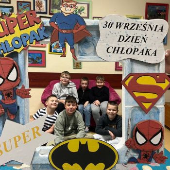 Chłopcy pozują do zdjęć w fotobudce.