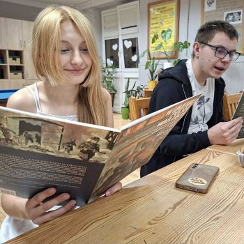 Dziewczynka czyta komiks o tematyce II wojny światowej.