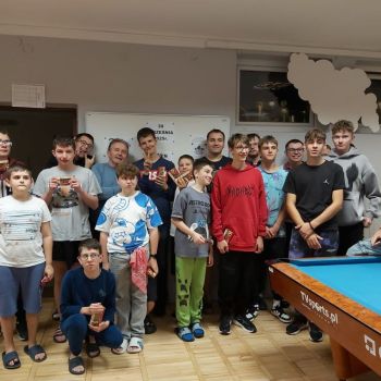 Zdjęcie grupowe wszystkich wychowanków na okoliczność „Dnia Chłopaka”.